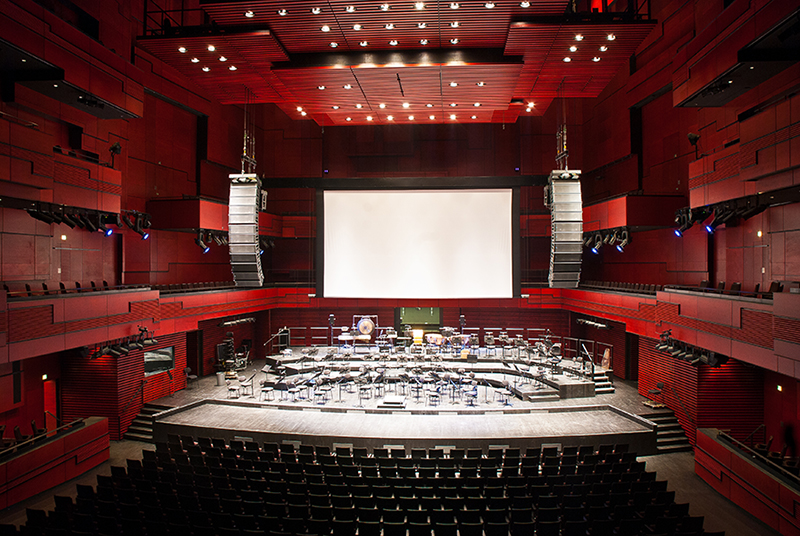 Harpa - em Henning Larsen Architects | Kornelija trabalhou no grupo dedicado ao interior da sala de concertos. As paredes vermelhas são compostas de painéis de madeira com diferentes espessuras e com finalidades acústicas. Os perfis de aço criam um desenho lúdico sobre eles. Vencedor do Prêmio Mies van der Rohe 2013. 